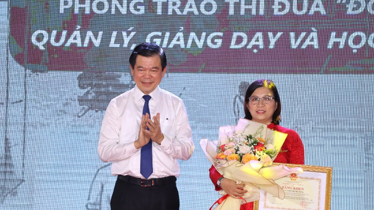 Giáo viên nhà trường đón nhận Bằng khen của Bộ Giáo dục và Đào tạo.