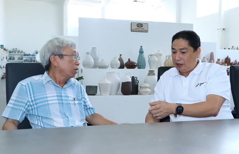 Ông Đỗ Minh Sơn (bên phải) cho rằng quyết định xử phạt buộc tháo dỡ lúc này như "khai tử" doanh nghiệp gốm.