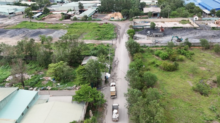 Các xe tải qua khu vực này buộc phải nộp phí.