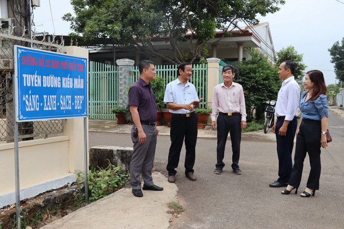 Một tuyến đường kiểu mẫu "sáng-xanh-sạch-đẹp" tại phường Suối Tre, thành phố Long Khánh.