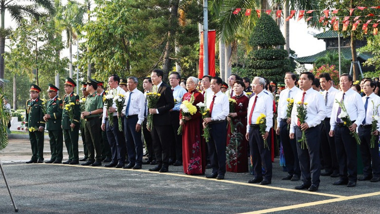 Các đại biểu viếng Nghĩa trang liệt sĩ tỉnh Đồng Nai.