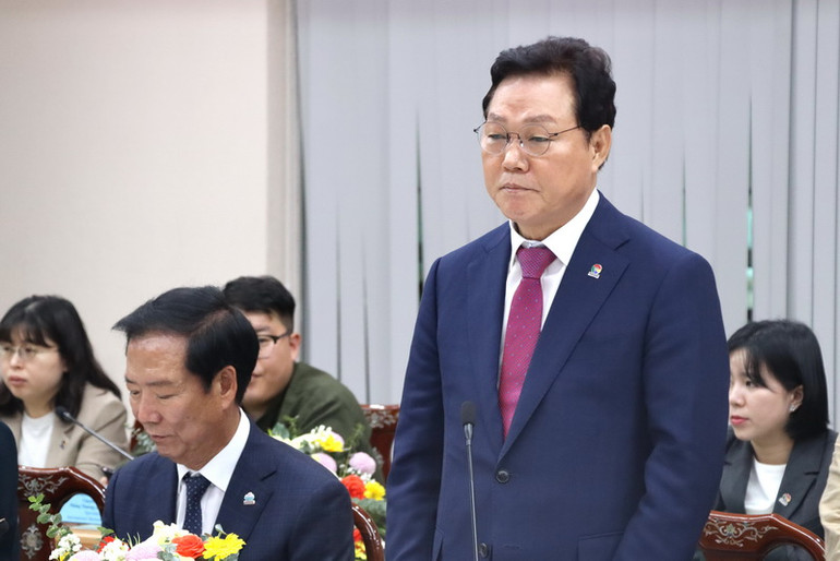 Thống đốc tỉnh Gyeongnam Park Wan Soo phát biểu tại lễ ký kết.