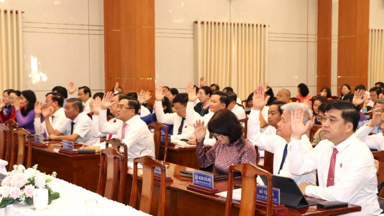 Các đại biểu Hội đồng nhân dân tỉnh Đồng Nai biểu quyết thông qua Nghị quyết.