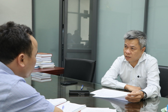 Cục trưởng Cục Thuế tỉnh Đồng Nai trả lời phóng viên Báo Nhân Dân. Cục trưởng Cục Thuế tỉnh Đồng Nai trả lời phóng viên Báo Nhân Dân.