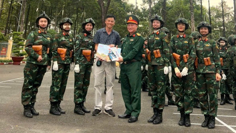 Anh Nguyễn Ngọc Tuấn, người rất yêu mến và lan tỏa các phụ san của Báo Nhân Dân đến lực lượng tham gia diễu binh, luyện tập tại Đồng Nai.