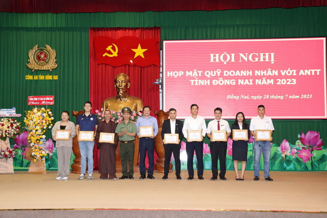 Các cá nhân nhận Giấy khen của Giám đốc Công an tỉnh Đồng Nai.