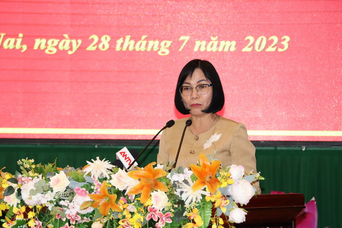 Phó Chủ tịch Ủy ban nhân dân tỉnh Đồng Nai Nguyễn Thị Hoàng phát biểu tại buổi gặp mặt.