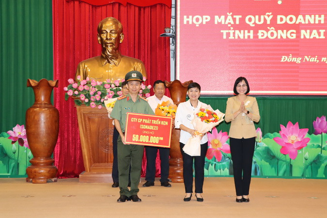 Đại diện Hội đồng Quản lý Quỹ Doanh nhân với an ninh trật tự tỉnh Đồng Nai tiếp nhận bảng tượng trưng số tiền từ lãnh đạo Tổng Công ty Sonadezi.