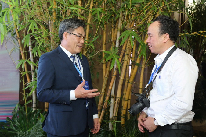 Đồng chí Dương Minh Dũng trao đổi với phóng viên Báo Nhân Dân.