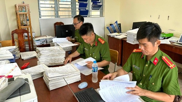 Lực lượng Công an khám xét tại Trung tâm phát triển quỹ đất huyện Long Thành tháng 12/2023.