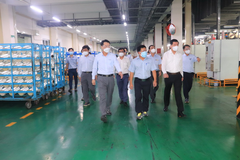 Bí thư Tỉnh ủy Đồng Nai Nguyễn Hồng Lĩnh thăm một công ty Hàn Quốc đầu tư tại huyện Nhơn Trạch thời điểm dịch Covid-19 bùng phát năm 2021.