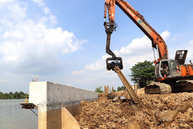 Trong khi đó, dự án xây dựng bờ kè sông Đồng Nai có tổng mức đầu tư hơn 613 tỷ đồng. Dự án được khởi công cuối năm 2022, dự kiến hoàn thành vào ngày 23/2/2024. Thế nhưng, đến nay dự án đạt khoảng 75% khối lượng công trình.