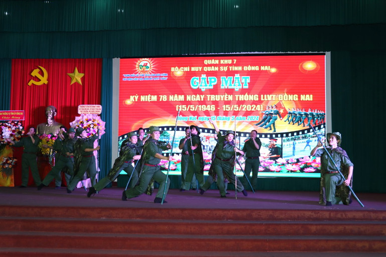 Tiết mục văn nghệ do các nghệ sĩ Nhà hát Nghệ thuật tỉnh Đồng Nai biểu diễn tại buổi họp mặt.