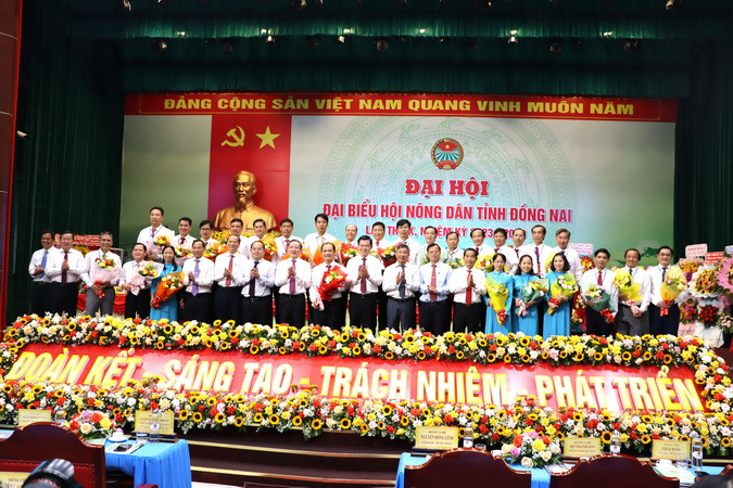 Lãnh đạo Trung ương Hội Nông dân Việt Nam và tỉnh Đồng Nai tặng hoa chúc mừng các đồng chí được bầu vào Ban Chấp hành Hội Nông dân tỉnh Đồng Nai khóa X. Lãnh đạo Trung ương Hội Nông dân Việt Nam và tỉnh Đồng Nai tặng hoa chúc mừng các đồng chí được bầu vào Ban Chấp hành Hội Nông dân tỉnh Đồng Nai khóa X.