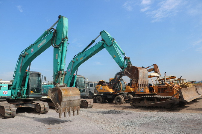 Các phương tiện máy móc thực hiện xây dựng Khu tái định cư Long Phước.