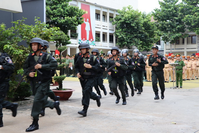 Cán bộ, chiến sĩ làm nhiệm vụ sau lễ ra quân.