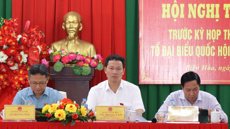 Bí thư Tỉnh ủy, Trưởng Đoàn đại biểu Quốc hội tỉnh Đồng Nai Vũ Hồng Văn (giữa) cùng với các đại biểu Quốc hội tiếp xúc cử tri chiều 18/4.