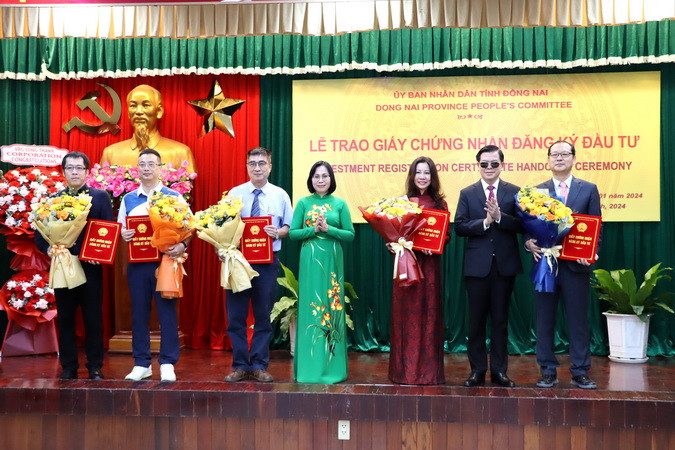 Lãnh đạo tỉnh Đồng Nai trao giấy chứng nhận đầu tư cho 5 dự án tăng vốn. Lãnh đạo tỉnh Đồng Nai trao giấy chứng nhận đầu tư cho 5 dự án tăng vốn.