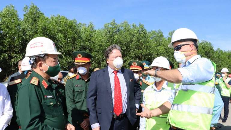 Đơn vị thi công dự án xử lý ô nhiễm dioxin khu vực sân bay Biên Hòa báo cáo tiến độ.