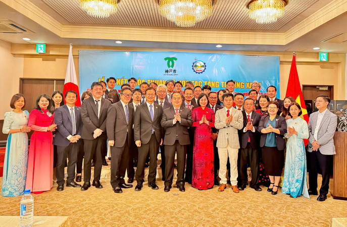 Đoàn xúc tiến đầu tư Nhật Bản chụp ảnh cùng đại diện chính quyền thành phố Kobe.