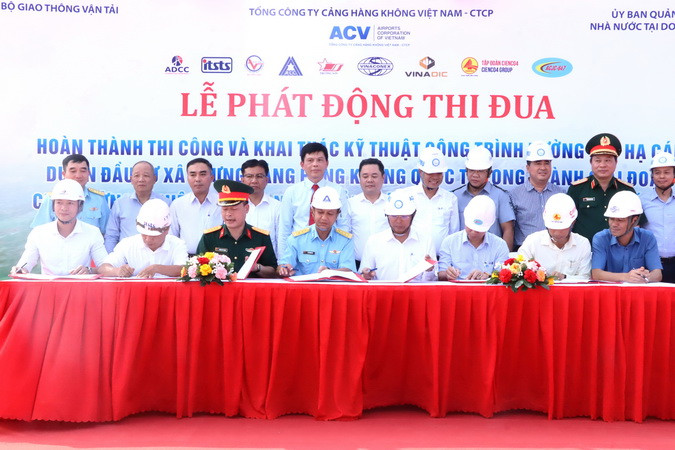Các đơn vị ký kết giao ước thi đua rút ngắn tiến độ thi công đường cất, hạ cánh.
