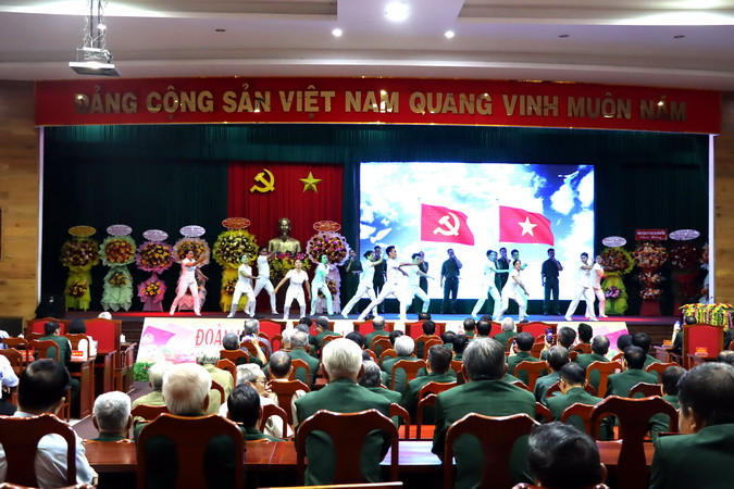 Một tiết mục văn nghệ tại buổi họp mặt.