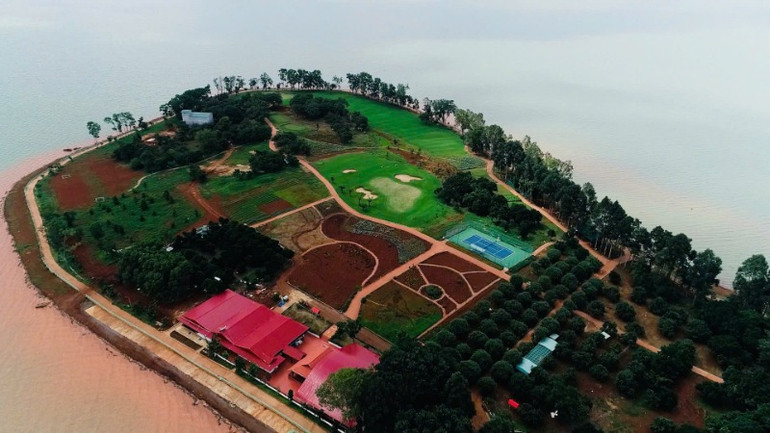 Nhiều công trình xây dựng trên đảo Ó để phục vụ kinh doanh dịch vụ du lịch.