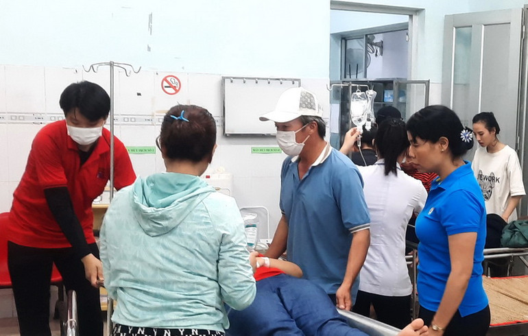 Lãnh đạo Liên đoàn Lao động huyện Trảng Bom có mặt tại Trung tâm Y tế huyện để nắm tình hình, động viên anh chị em công nhân.