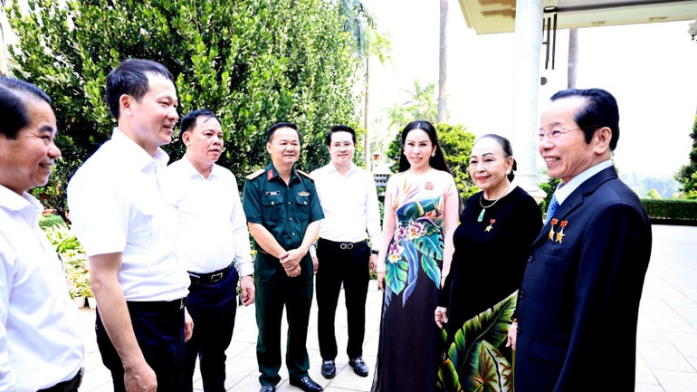 Lãnh đạo tỉnh Đồng Nai đến thăm, chúc Tết Anh hùng Lao động Lê Văn Kiểm,và Anh hùng Lao động Trần Cẩm Nhung.