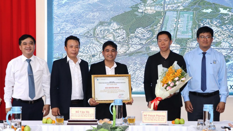 Ban tổ chức trao giải ba cuộc thi.