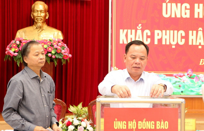 Các đồng chí lãnh đạo tỉnh Đồng Nai ủng hộ đồng bào các tỉnh phía bắc khắc phục hậu quả do bão số 3 gây ra.