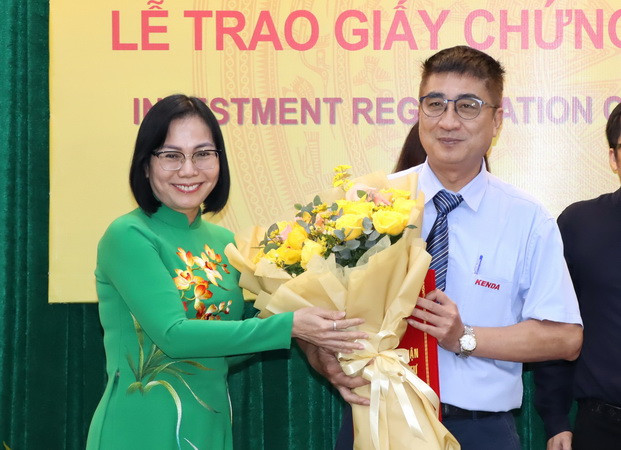 Phó Chủ tịch Ủy ban nhân dân tỉnh Đồng Nai Nguyễn Thị Hoàng (bên trái) trao giấy chứng nhận doanh nghiệp FDI tháng 1/2024.