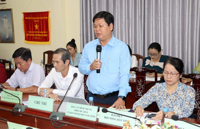 Phó Chủ tịch Ủy ban Mặt trận Tổ quốc Việt Nam tỉnh Đồng Nai Vũ Đình Trung trả lời các câu hỏi của phóng viên tại buổi họp báo.