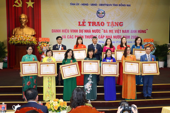 Phó Bí thư Thường trực Tỉnh ủy Đồng Nai Hồ Thanh Sơn trao danh hiệu Nhà giáo ưu tú cho 12 thầy, cô giáo.