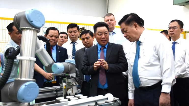 Đồng chí Nguyễn Trọng Nghĩa, Ủy viên Bộ Chính trị, Bí thư Trung ương Đảng, Trưởng ban Tuyên giáo và Dân vận Trung ương thăm khu thực hành Trường cao đẳng công nghệ quốc tế Lilama tại huyện Long Thành, tỉnh Đồng Nai.