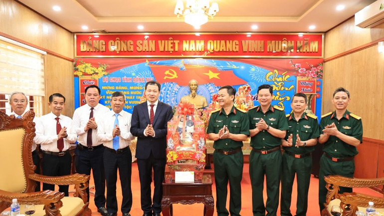 Các đồng chí lãnh đạo tỉnh Đồng Nai tặng quà Tết cho Bộ Chỉ huy Quân sự tỉnh. Các đồng chí lãnh đạo tỉnh Đồng Nai tặng quà Tết cho Bộ Chỉ huy Quân sự tỉnh.