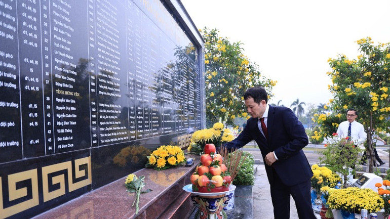 Bí thư Tỉnh ủy Vũ Hồng Văn thắp hương tại phần mộ liệt sĩ tập thể trong Nghĩa trang liệt sĩ tỉnh. Bí thư Tỉnh ủy Vũ Hồng Văn thắp hương tại phần mộ liệt sĩ tập thể trong Nghĩa trang liệt sĩ tỉnh.