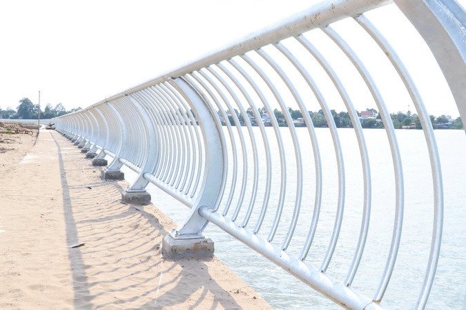 Lan can kè được lắp đặt ven sông Đồng Nai ở nhiều đoạn.