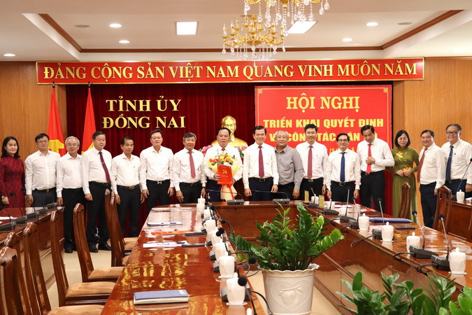 Các đại biểu chụp ảnh lưu niệm. Các đại biểu chụp ảnh lưu niệm.