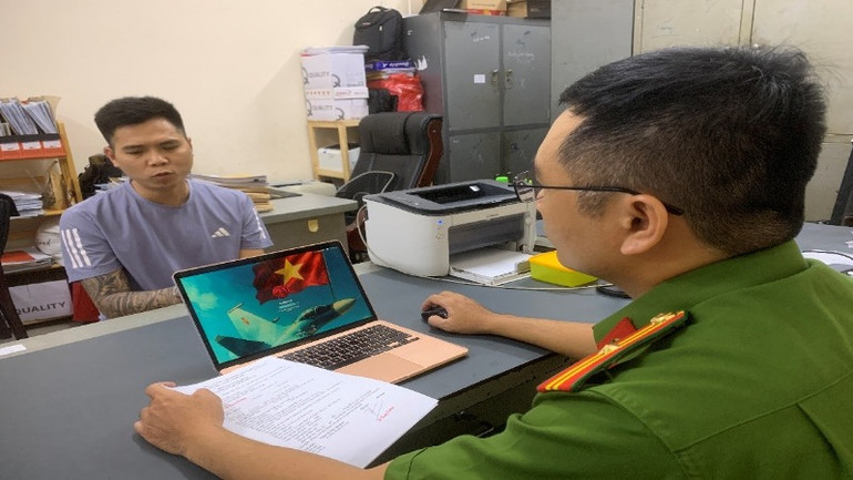 Đối tượng Nguyễn Quốc Hùng tại Cơ quan điều tra. Đối tượng Nguyễn Quốc Hùng tại Cơ quan điều tra.