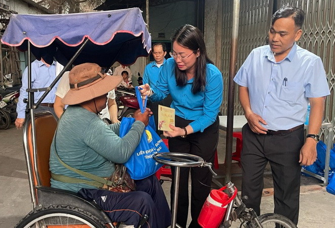 Lãnh đạo Liên đoàn Lao động tỉnh Đồng Nai tặng quà cho người lao động có hoàn cảnh khó khăn tại phường Long Bình, thành phố Biên Hòa.