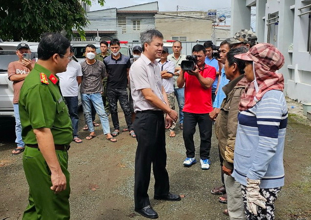 Lãnh đạo Ban An toàn giao thông tỉnh Đồng Nai thăm hỏi gia đình các nạn nhân vụ tai nạn.