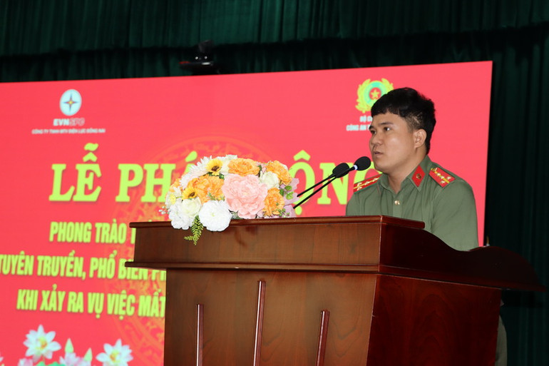 Đại diện Phòng Tham mưu Công an tỉnh Đồng Nai tuyên truyền về phương thức, thủ đoạn của tội phạm trộm cắp vật tư thiết bị điện và giải pháp phòng ngừa.