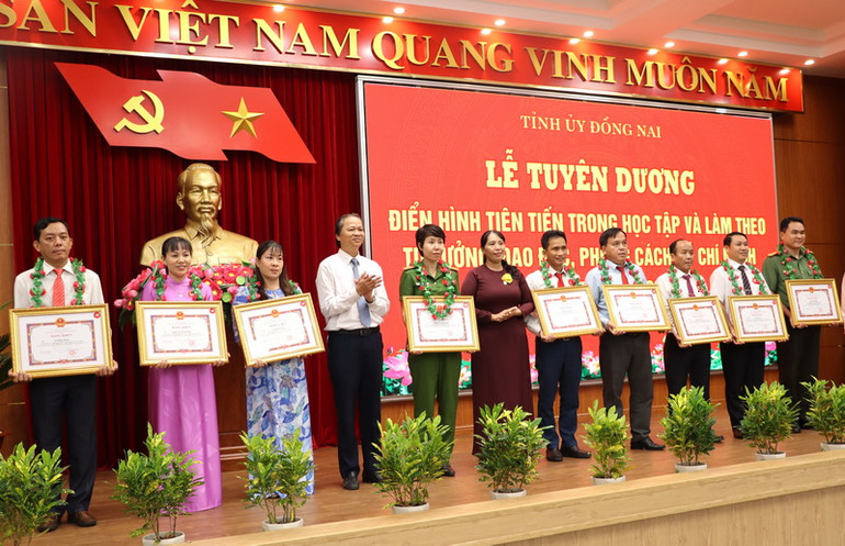 Các cá nhân đón nhận Bằng khen của Chủ tịch Ủy ban nhân dân tỉnh Đồng Nai.