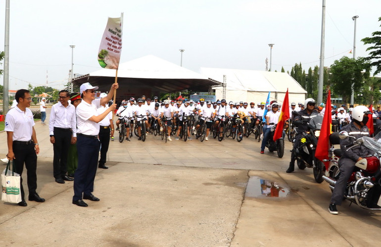 Lãnh đạo Sở Tài nguyên và Môi trường tỉnh Đồng Nai phát lệnh xuất phát đạp xe diễu hành hướng ứng Tuần lễ Đồng Nai xanh.