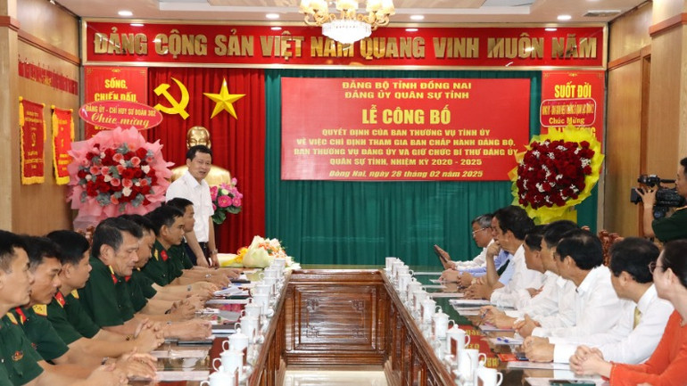 Đồng chí Vũ Hồng Văn, Bí thư Tỉnh ủy, Bí thư Đảng ủy Quân sự tỉnh Đồng Nai phát biểu tại buổi lễ.