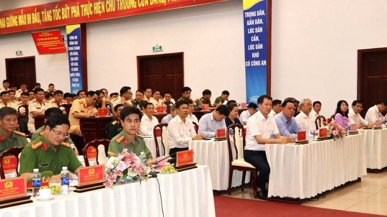 Các đồng chí lãnh đạo tỉnh Đồng Nai và đại biểu tham dự hội nghị.