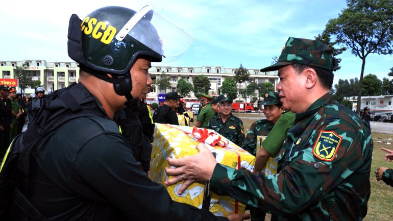 Phó Bí thư Tỉnh ủy, Chủ tịch Ủy ban nhân dân tỉnh Đồng Nai Võ Tấn Đức tặng quà động viên các đơn vị tham gia diễn tập.