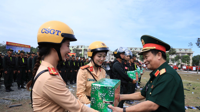 Trung tướng Trần Hoài Trung, Bí thư Đảng ủy, Chính ủy Quân khu 7 tặng quà động viên các đơn vị tham gia diễn tập.