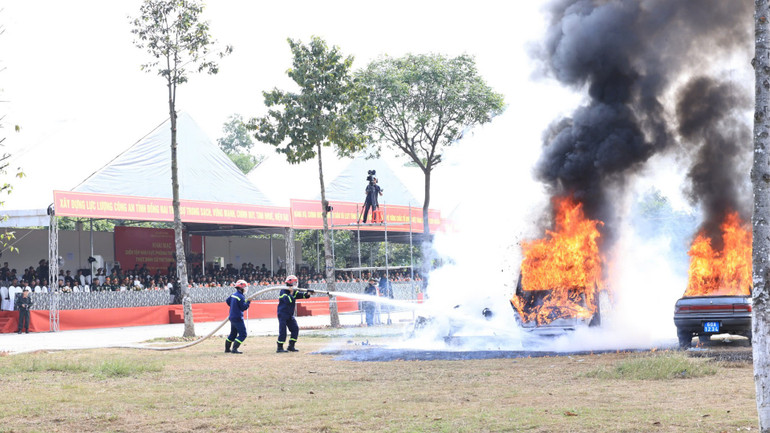 Tình huống xử trí tình huống chữa cháy phương tiện tại diễn tập.